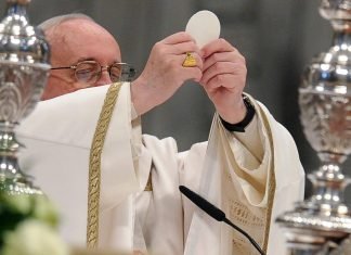 3 erros comuns na hora de receber a Eucaristia, cometidos por muitos católicos