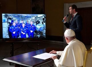 Papa fala com tripulação espacial (ISS) sobre o lugar do homem no espaço