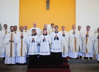 Entrega de batinas para legionários e profissão de votos temporários