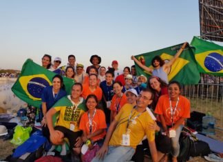 JMJ do Panamá teve missa e adoração em shopping com mais de 1000 membros do RC