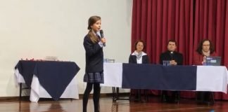 Aluna de 10 anos dá medalha para o colega que ficou triste por perder concurso