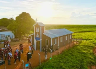 Jovens aproveitam o carnaval para construir uma capela no Paraná Capela construída em 2024, em Monte Mor/SP